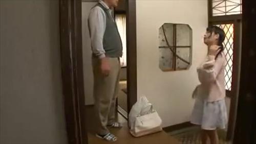 『清楚』‘今日子’夫妻は夫の父‘テツオ’と同居しており、妻に先立たれていた義父は息子夫婦が幸せそうにしているのがとても羨ましかった。彼女の！