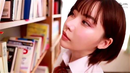 『巨乳』痴女の極意を極めた「深田えいみ」痴〇をしながらバレないようにこっそり男を誘惑して食い漁る。電車・教室・図書館・オフィスと様々な場所！