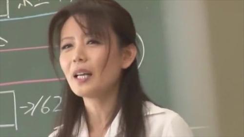 『ショタ』密かに付き合っている男子生徒に学校内や車の中などで身体を求められる40代女教師。大人しくさせようと冷静に拒みはするものの、やりたい！