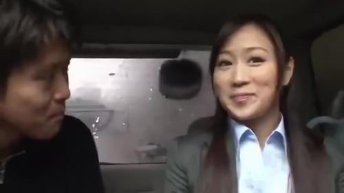 『川上ゆう』半ば強引に唇を奪われると、男の為すがままに互いの性器を貪りながら接吻に溺れる「ゆう」。久しぶりにHをするという彼女は、本能のま！