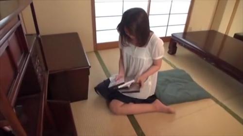 『ヤバイやつ』ツバキの家庭は、商社勤めの夫が海外駐在で不在のため、大学浪人中の息子と最近妻が亡くなり独り身の義父の3人暮らし。優しくてきれいだが！