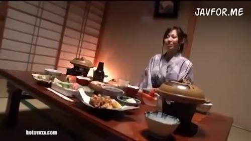 『露出』まだあどけなさの残るじゅりちゃん。カワイイ顔してスタイルは抜群です！大人のイジワルで、ノーパン露出＆蕎麦屋でおもちゃイタズラ。そん！
