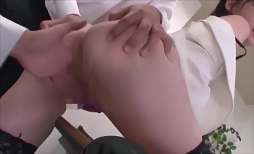 『フェラチオ』オフィスで巻き起こる誘惑と情欲的スのワールド、深田えいみによるパンスト痴女、メガネを外さないというスタンスの元、パンストで足コキを！