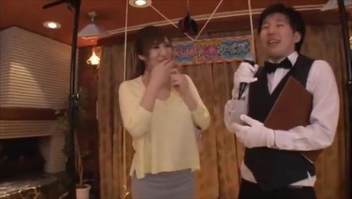 『羞恥』巨乳素人娘がセクシーな衣裳に着替えて両手制限！スカート巾着クイズにチャレンジ！時間が経つにつれスカートが巻き上げられていき、ど！
