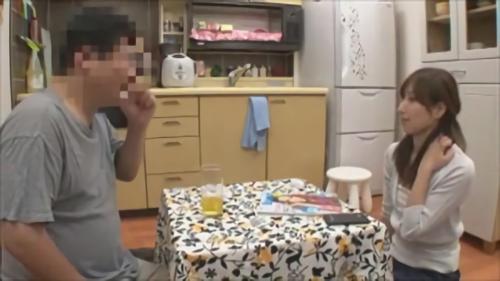 『乳首舐め』『彼女の家、コッソリ教えます。』関係のもの第3弾に登場するのは、西尾かおり。スタッフは早速、選りすぐりの鬼畜素人さんを招集し、彼女！