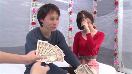 『素人ナンパ』池袋で見つけた実際フレンド関係の大人の男女に突撃交渉！マジックミラーに囲まれた密室でずぅーっとベロチューにチャレンジしてもらいまし！