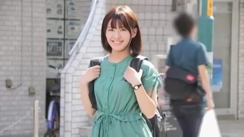 『デビュー作』雪国育ちの奥手な僻地娘、小泉ひなたちゃん。人見知りで控えめなスマイルがなんとも可愛らしい彼女、実は見かけによらずFカップの天然巨乳！