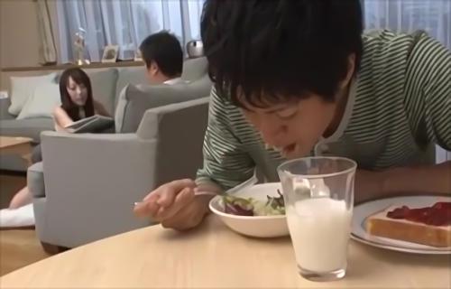 『ミニスカ』あれは夫からの電話に出た時のことです。息子がいきなり胸を揉んできたのです。私は声が出せないシチュエーションの中、秘部を弄くられイカ！