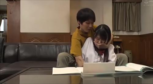 『鬼畜』男が彼女の家に行くと、地味で大人しそうな彼女の妹が泊まりに来ている。こっそり近づき話すが男に不慣れな態度。気弱な性格を見ヌキ、彼女！