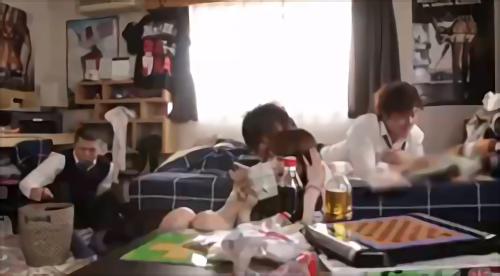 『西宮ゆめ』あいつらのヤリ部屋と化した俺の部屋…。西宮は僕以外のクラス全員とヤッてるヤリマン女だ。ちくしょぉ毎日毎日見せつけやがって！なんでだ！
