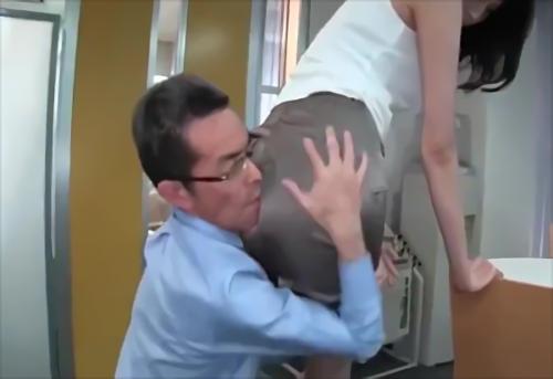 『フェラ』着衣コレクター動画「ぶっかけ！オフィスレディスーツ倶楽部」第3弾はなんと身長180cmの超高層美女さえさんが女社長で登場！社長とい！