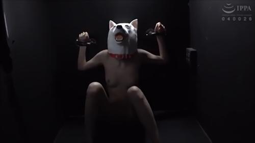 『強姦』暗く狭い部屋に監禁されている女。閉所恐怖症の人妻りおなはパニック発作を起こし取り乱すが、現れた男にイラマチオされてレ○プされる。り！