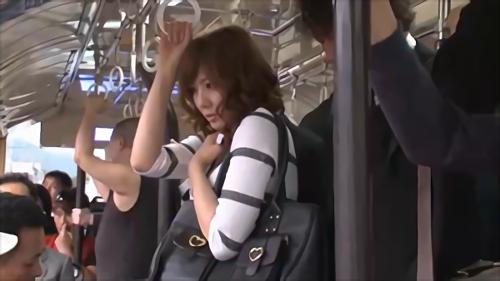 『ベストセラー女優』乗車してきた「ゆま」の身体に注がれる好色な視線…王道の痴〇アクトドピュン。ノーと言えずに翌日も餌食で2本連続痴〇ドピュン。噂は広ま！