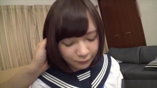 『援交』女子校生みおと学校帰りの放課後に公園で待ち合わせ。大人しそうなムードだが美形な彼女と早速部屋にいき、制服姿でのハメ撮りを楽しむ。ツ！