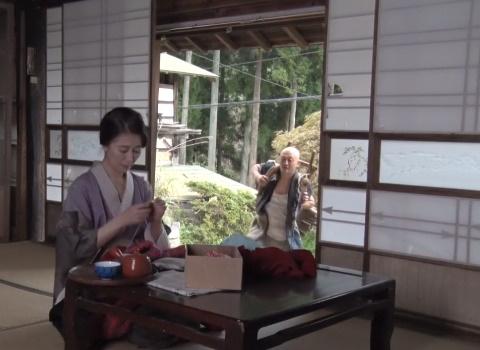 山の中に住む親子は真昼間から肉棒勃起させ母親の割れ目に肉棒注ぎ近親ファックw