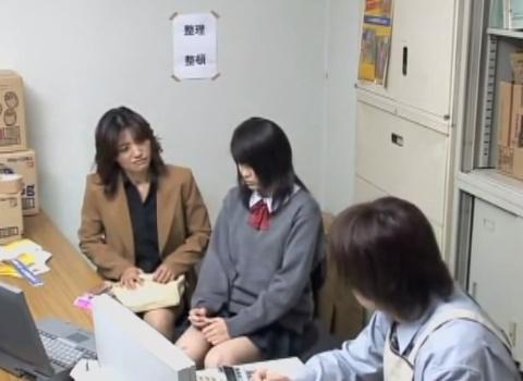 万引きした娘をかばい母親が店の従業員から弄られまくり！肉棒ぶち込まれ感じまくる熟女w
