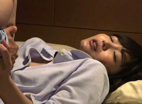 旦那との味気ない営み…義父の激しいセックスは人妻のカラダに刺激を植え付ける！