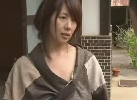 近所の男とパコリまくる人妻…肉棒なしには生きられない昭和淫乱熟女！