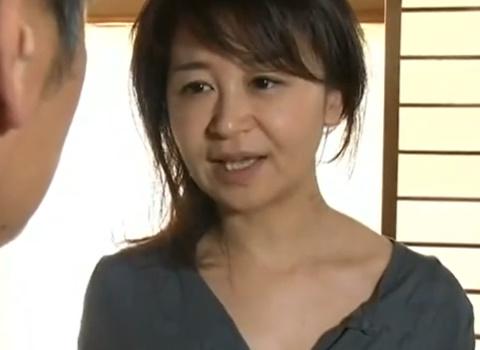 血の繋がりの無い息子とハメまくる淫乱スケベ妻！オヤジに見つかり苦し紛れのイイワケw