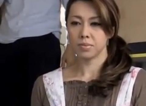 欲求不満の人妻は快楽求め他人の肉棒を貪る…