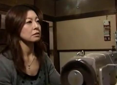 性欲治まらない義理の息子は母親の下着で…義母は我慢ならず股を開き近親相姦！