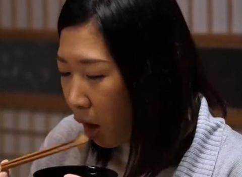 何も知らない旦那…妻は借金のために村人から抱かれ解決したと思いきや再び…