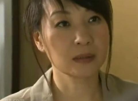 仮尺の息子がいきなり家にやって来て旦那が居るのもお構いなしにハメまくる淫乱妻とクソ息子！
