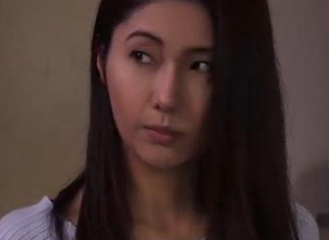 義父を誘惑し本気にさせ旦那が居ない間に関係を持つ美人過ぎるスレンダーな人妻！