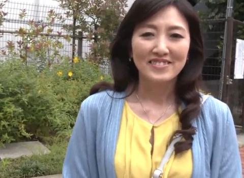 五十路の美熟女が日常を忘れたい…スケベな姿で興奮しまくりw