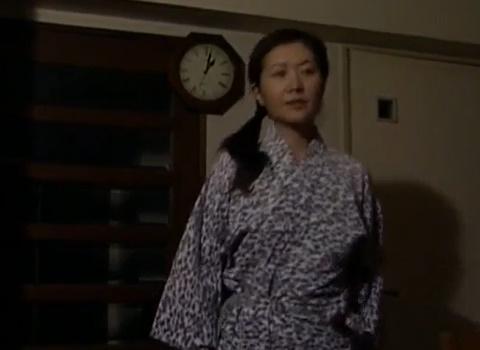 子供が寝たらスケベ妻が旦那と仲良く夜の営み！寝たふりした子供は覗きw