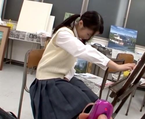 【JK】美術の授業中にお尻を触られてバイブを仕込まれる女子校生！びしょびしょになったところでチンポを突っ込まれてしまう！！