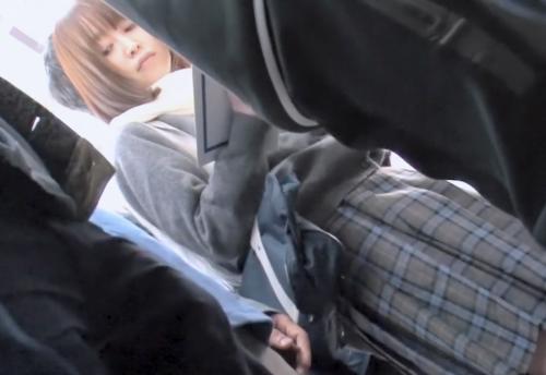 【痴漢】『イヤ！やめて！声が出ちゃう！』電車の中で男の手が身体中に伸びてきて拒めずに挿入されてしまう！！