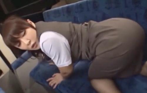 【痴女】バスの車内で尻をフリフリしながら男を誘惑してチンポにむしゃぶりついてしまう淫乱なOL！！