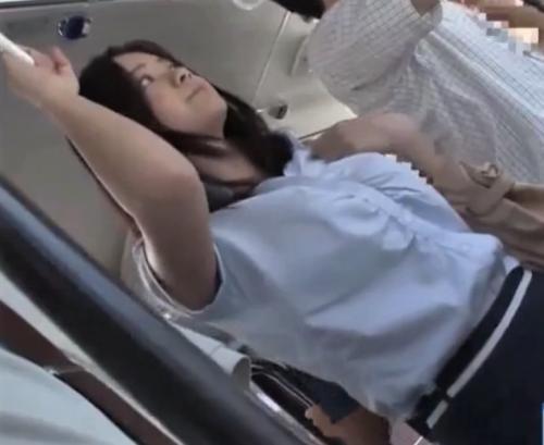 【痴漢】バスの中で媚薬を塗られた女性が男の言いなりになってバスを降ろされてめちゃくちゃチンポで突かれまくる