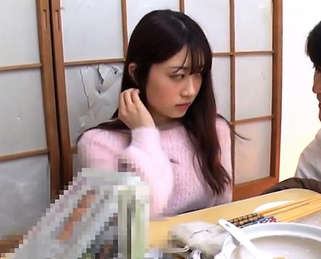 【人妻NTR】旦那が目の前にいるのに部下にアソコをいじられて身体をくねらせてしまう美人妻がそのまま寝取られてしまう！！