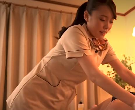 【マッサージ】短いスカートの熟女に我慢できずに手を出し、チンポをしゃぶらせて気持ち良くなる！！