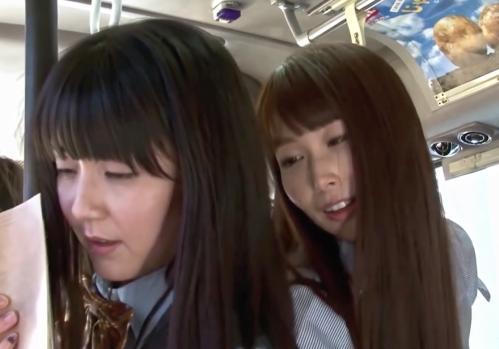 【レズ】バスの中で気にいった女子校生を見つけて後ろから襲ってキスするなど好き放題してしまう痴女おねえさん！！