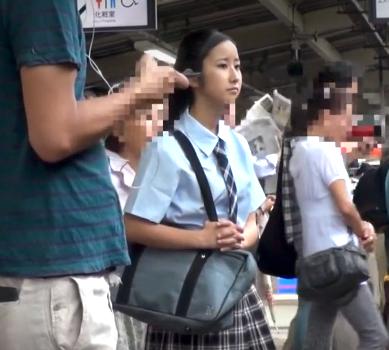 【痴漢レイプ】電車の中でバイブを突っ込まれた女子高生が抵抗するも無理矢理チンポをねじ込まれて犯されてしまう！！