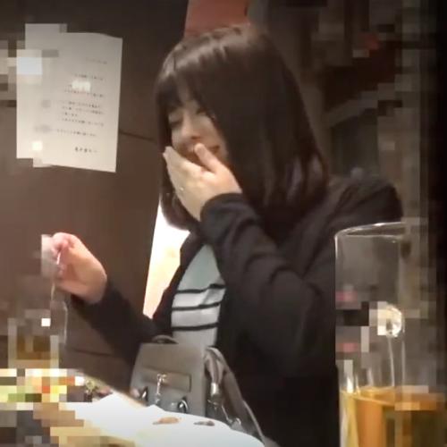 【人妻ナンパ】居酒屋に1人できていた人妻をお持ち帰り！性欲を抑えきれずに腰を振りまくってしまう！