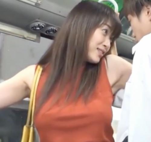 【痴女】痴漢してきた男を逆に誘惑してバスを降ろしてチンポを取り出してハメさせてしまうエロいお姉さん！！