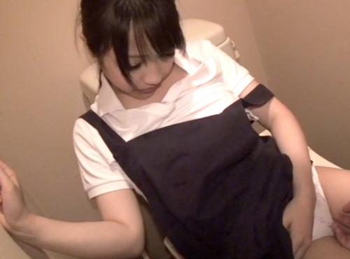 【店員】漫画喫茶の店員さんをトイレに誘い込んで身体中を触ってチンポをしゃぶらせてしまう！！