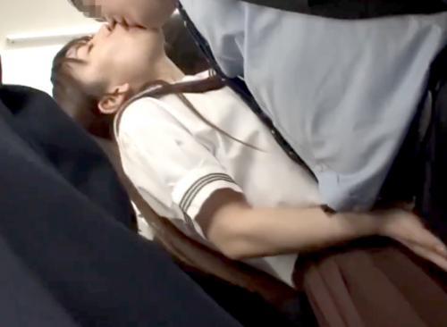 【痴漢・痴女】女子高生がfバスの中にもかかわらずキスをしてきたので興奮しながらチンポで突いてあげた！！