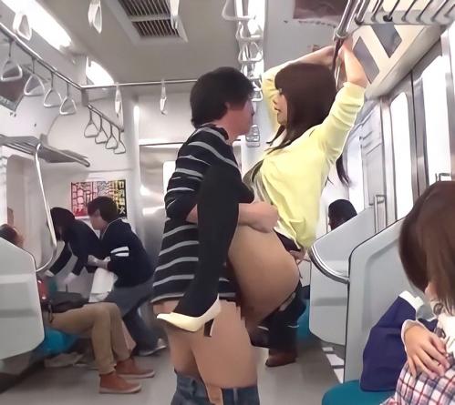 【痴漢電車】妊婦さんの周りで次々と男たちに襲われ喘ぎまくる女性たち！他の人たちは見て見ぬ振りでやりたい放題！