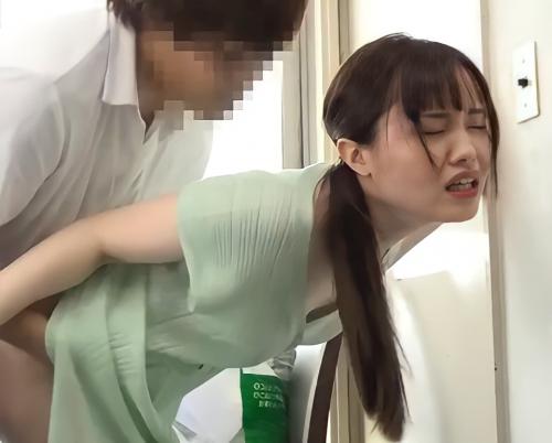 【人妻】マンションの共用部を一緒に掃除していた女性の服装がエロすぎて我慢出来ずに襲ってSEX！！