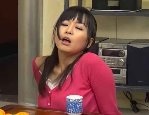 【NTR】義父にこたつの中でイタズラされてしまい旦那が近くにいるにもかかわらず強引にSEXさせられてしまう人妻！！