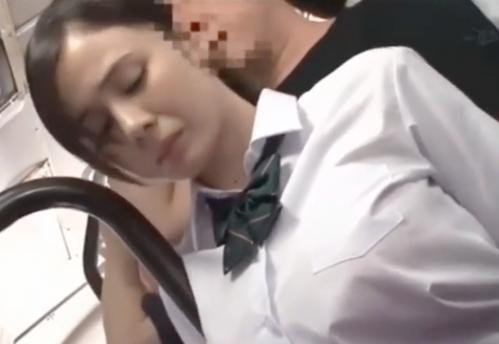 【痴漢】『やめてください・・これ以上はだめぇ』巨乳のJKがバスの中で無理矢理身体を触られてしまう！！