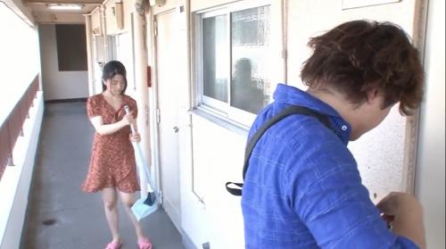 隣の部屋に住んでいる年上の綺麗な人妻がエロ過ぎる下着姿で真昼間から僕を誘惑してちんぽしゃぶってくる