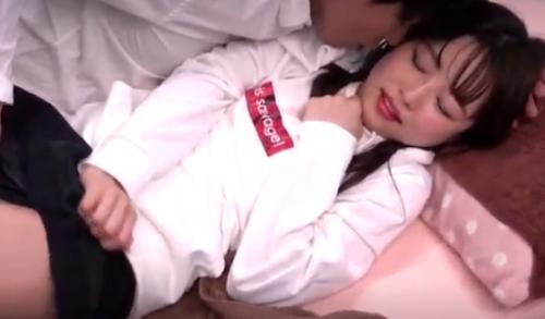 【MM号・素人ナンパ】可愛い女子大生がイケメンにマッサージされアソコに手を伸ばされるがかっこよくてそのまま受け入れちゃう！！