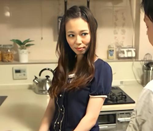【NTR】家に遊びに来た友達の旦那に色目を使って寝取ってしまう淫乱な人妻！！他人棒で思う存分感じまくる！！