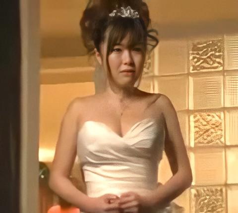 【花嫁NTR】昔分かれた彼氏と披露宴でバッタリ！！昔の思い出が蘇り旦那が隣の部屋にいるのに元カレのチンポでよがりまくる！